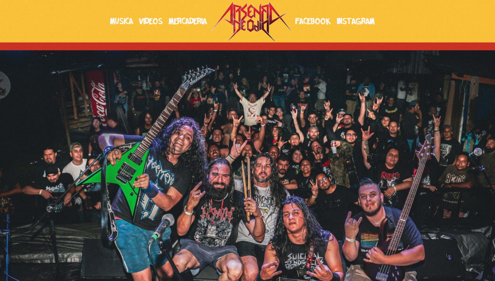 El sitio anterior: encabezado amarillo con una franja roja, menú en tipografía de caricatura y una foto de la banda con el público