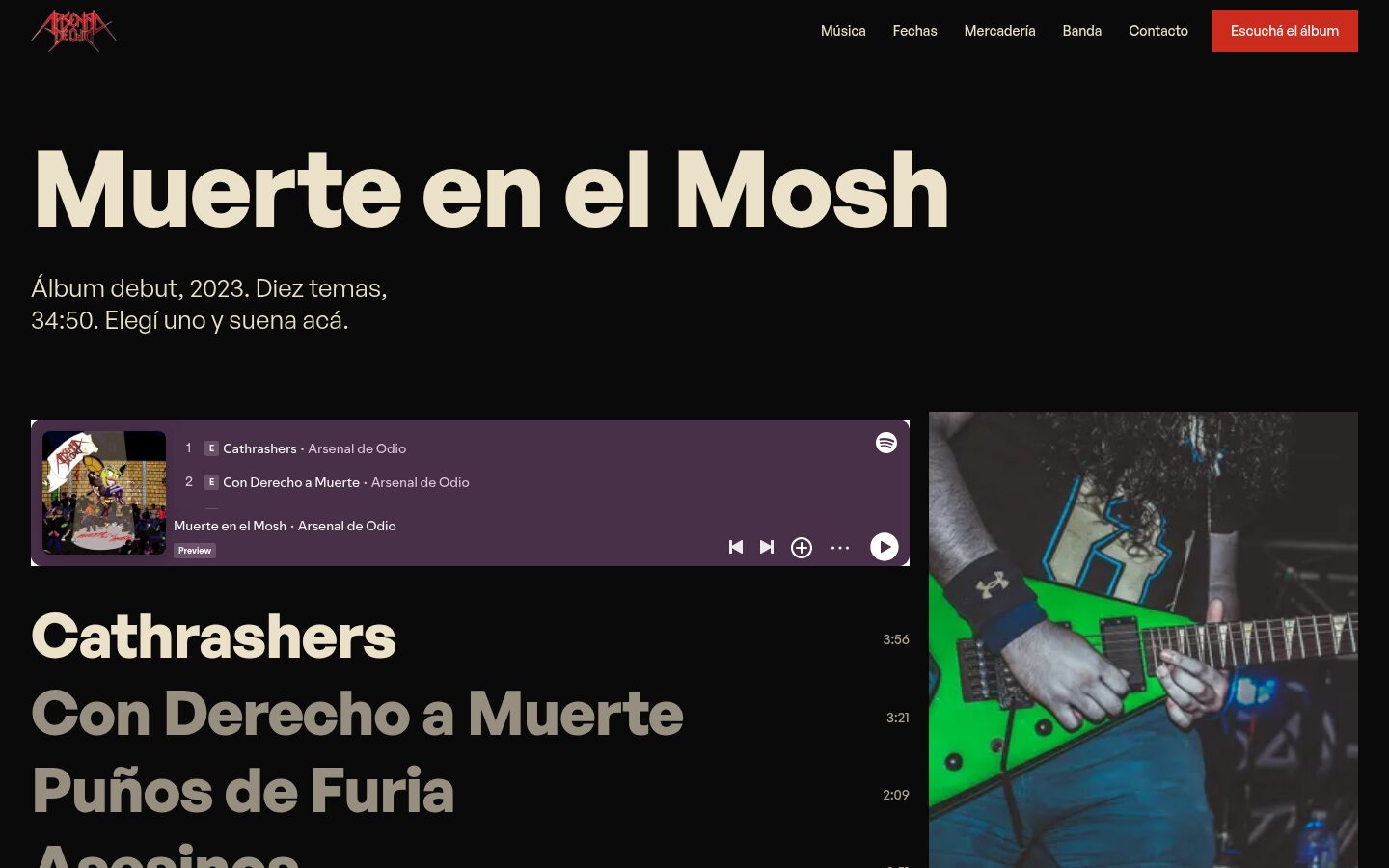 Sección de canciones en escritorio: el título “Muerte en el Mosh”, el reproductor de Spotify y la lista de temas con su duración