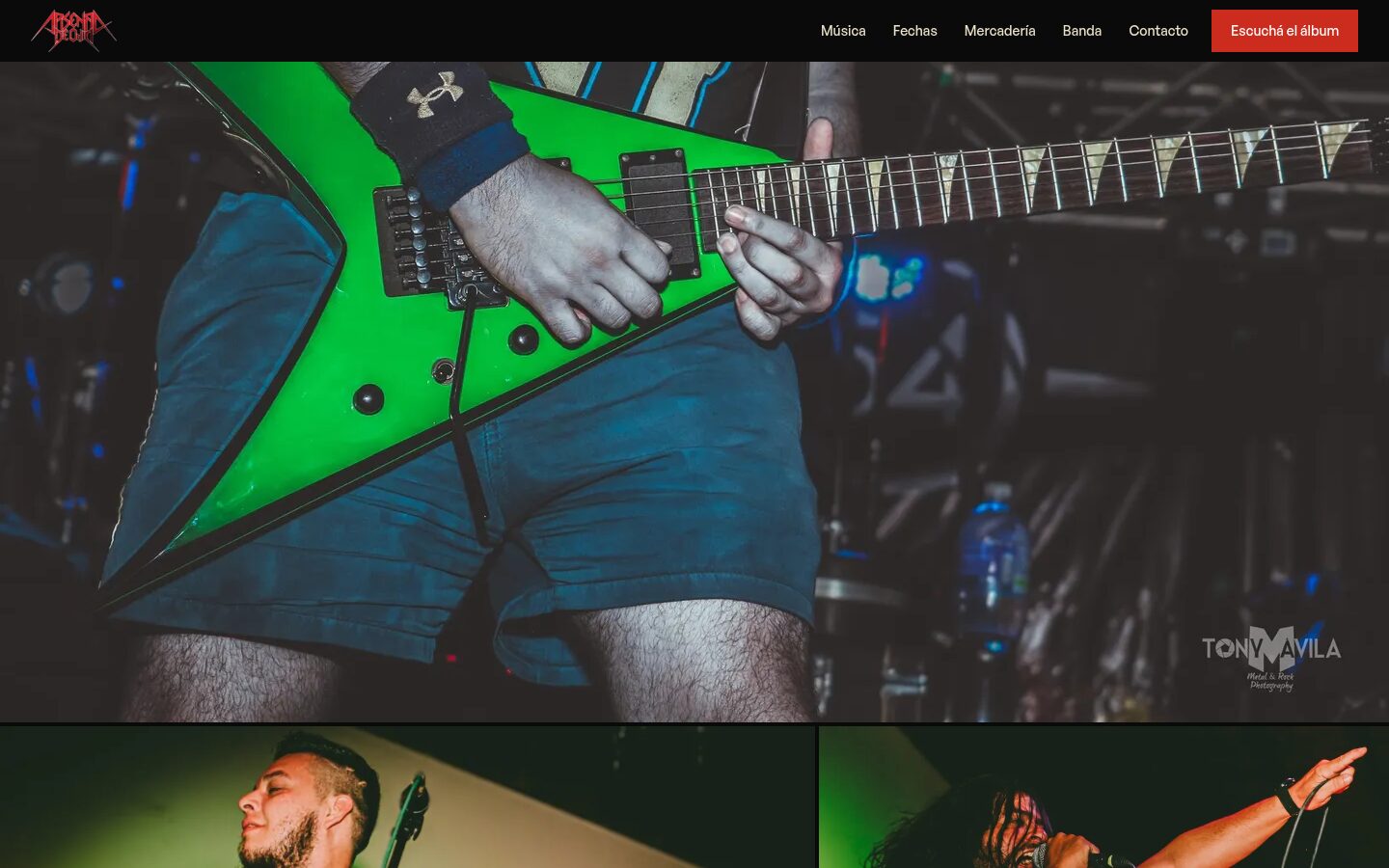 Galería en escritorio: una foto de ancho completo de un guitarrista con una guitarra verde y, debajo, dos fotos de medio ancho