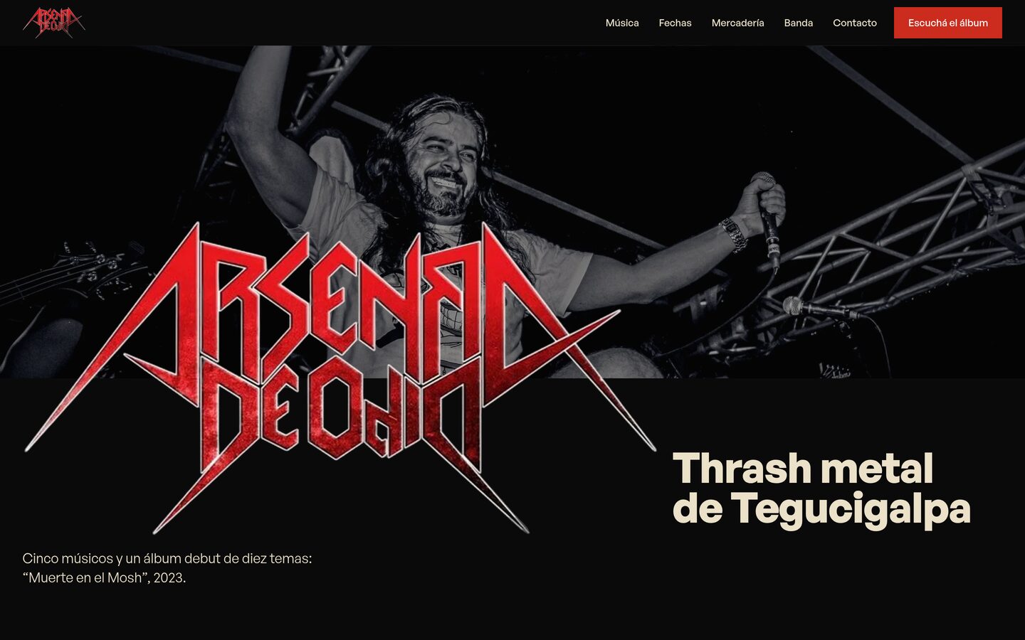Portada del sitio de Arsenal de Odio en escritorio: el logo de la banda sobre una foto en blanco y negro del cantante en vivo, con la frase “Thrash metal de Tegucigalpa”