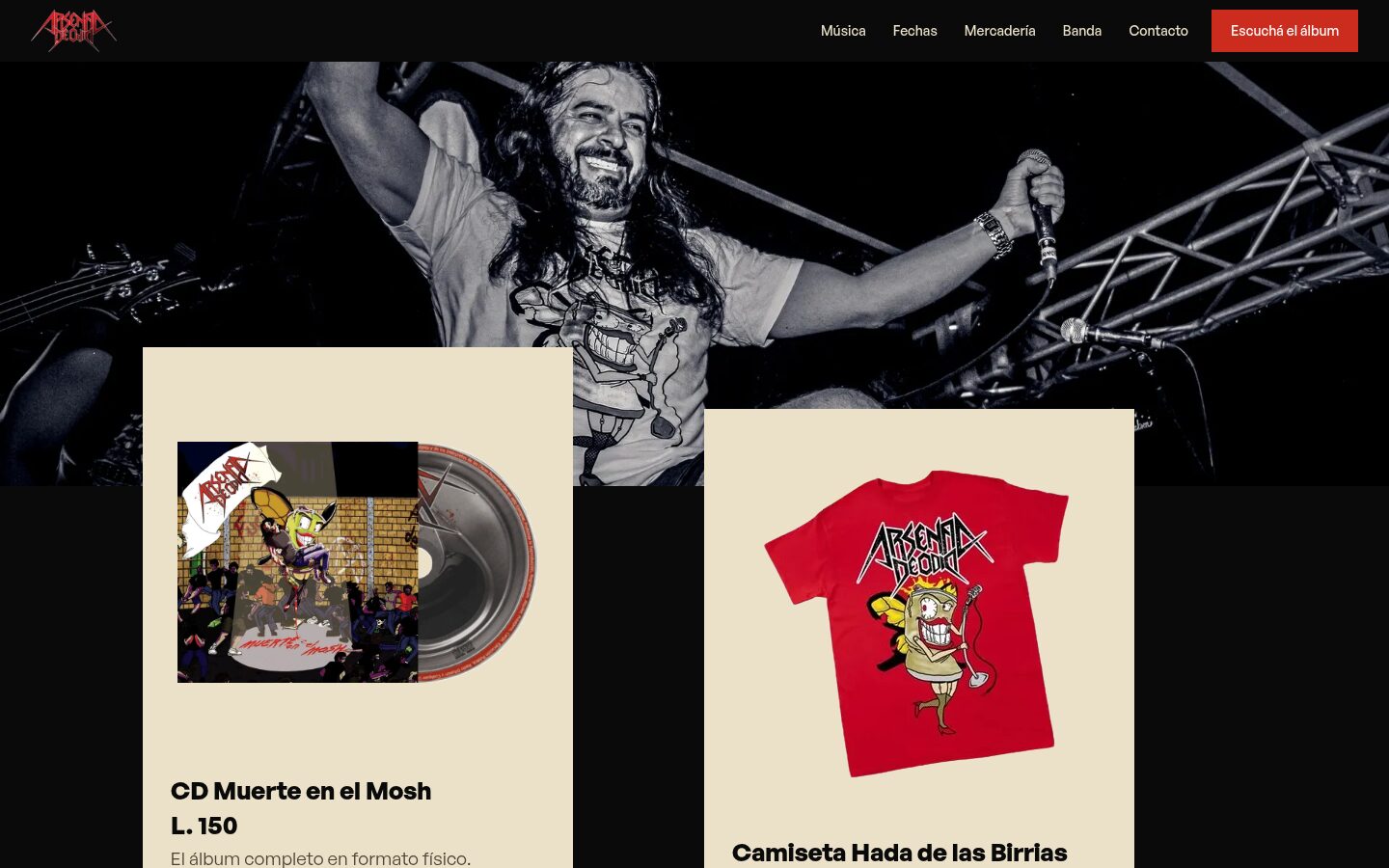 Sección de mercadería en escritorio: dos fichas sobre una foto en blanco y negro de un show en vivo, una con el CD “Muerte en el Mosh” y otra con la camiseta roja “Hada de las Birrias”