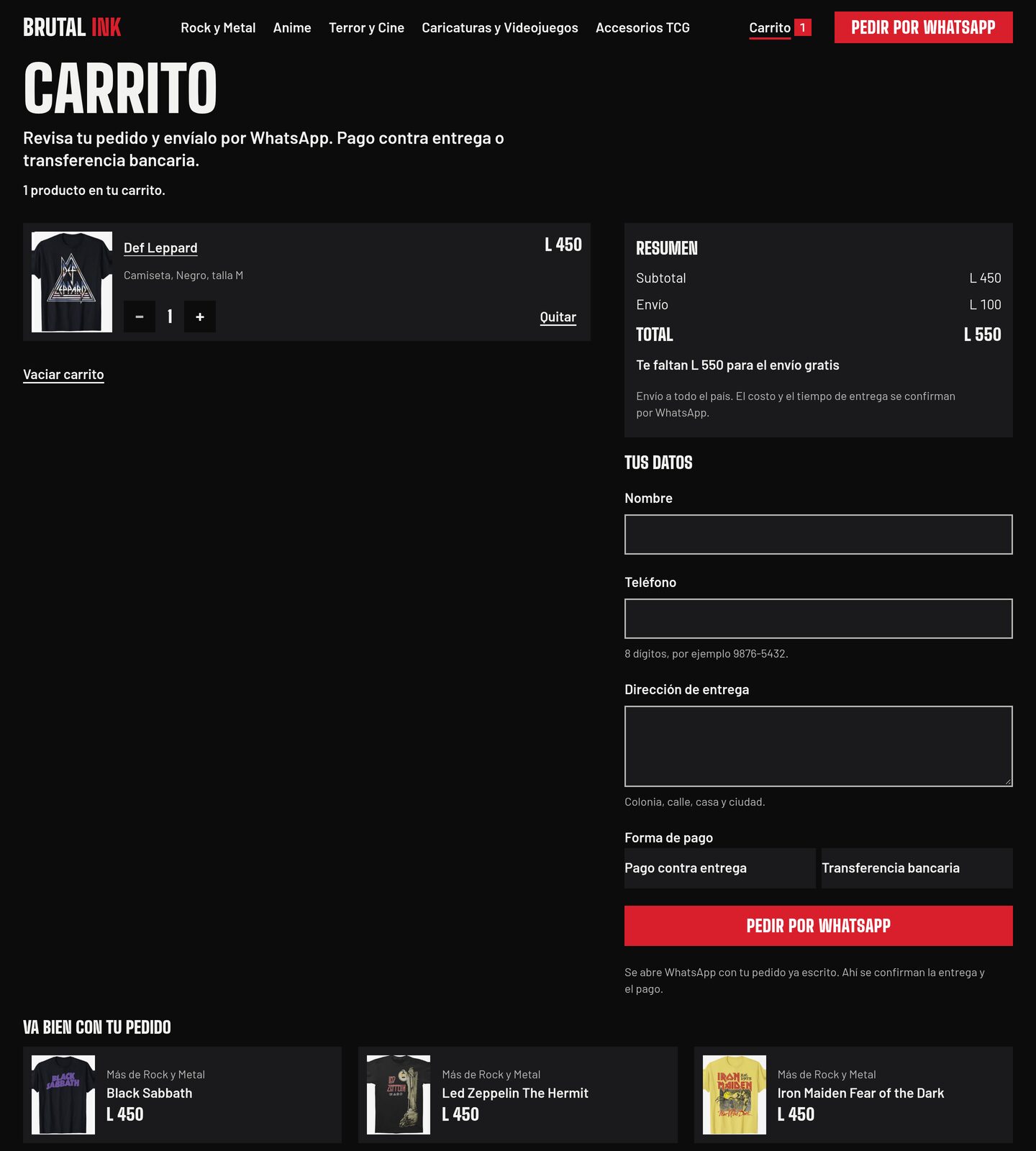 Carrito en escritorio con una camiseta de Def Leppard: el resumen con subtotal, envío y total, el aviso “Te faltan L 550 para el envío gratis”, el formulario de datos y, debajo, la fila “Va bien con tu pedido” con tres camisetas de la misma categoría
