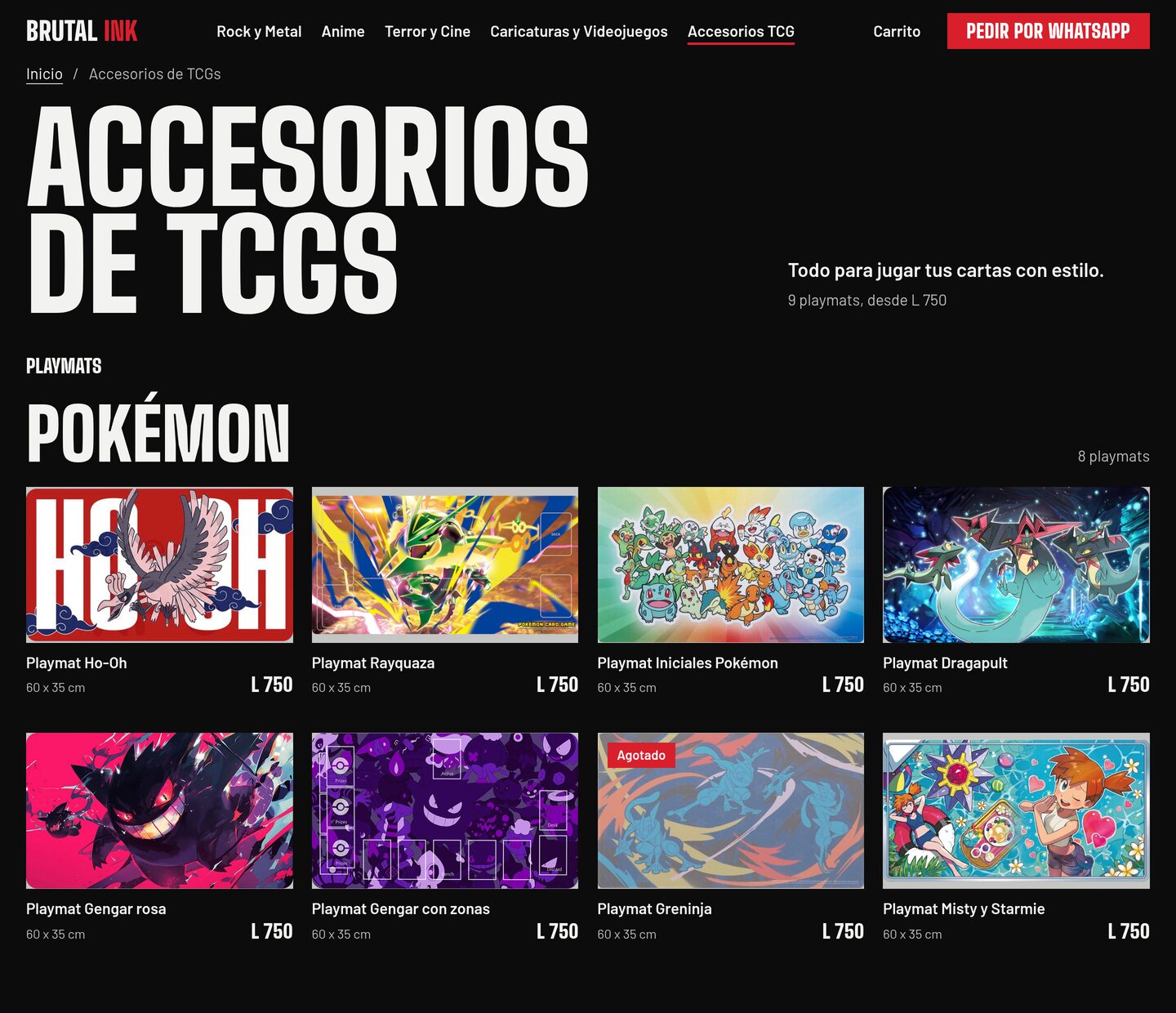 Página Accesorios de TCGs en escritorio: los playmats de Pokémon en dos filas de cuatro, cada uno con su nombre, su tamaño y su precio, y uno marcado como agotado