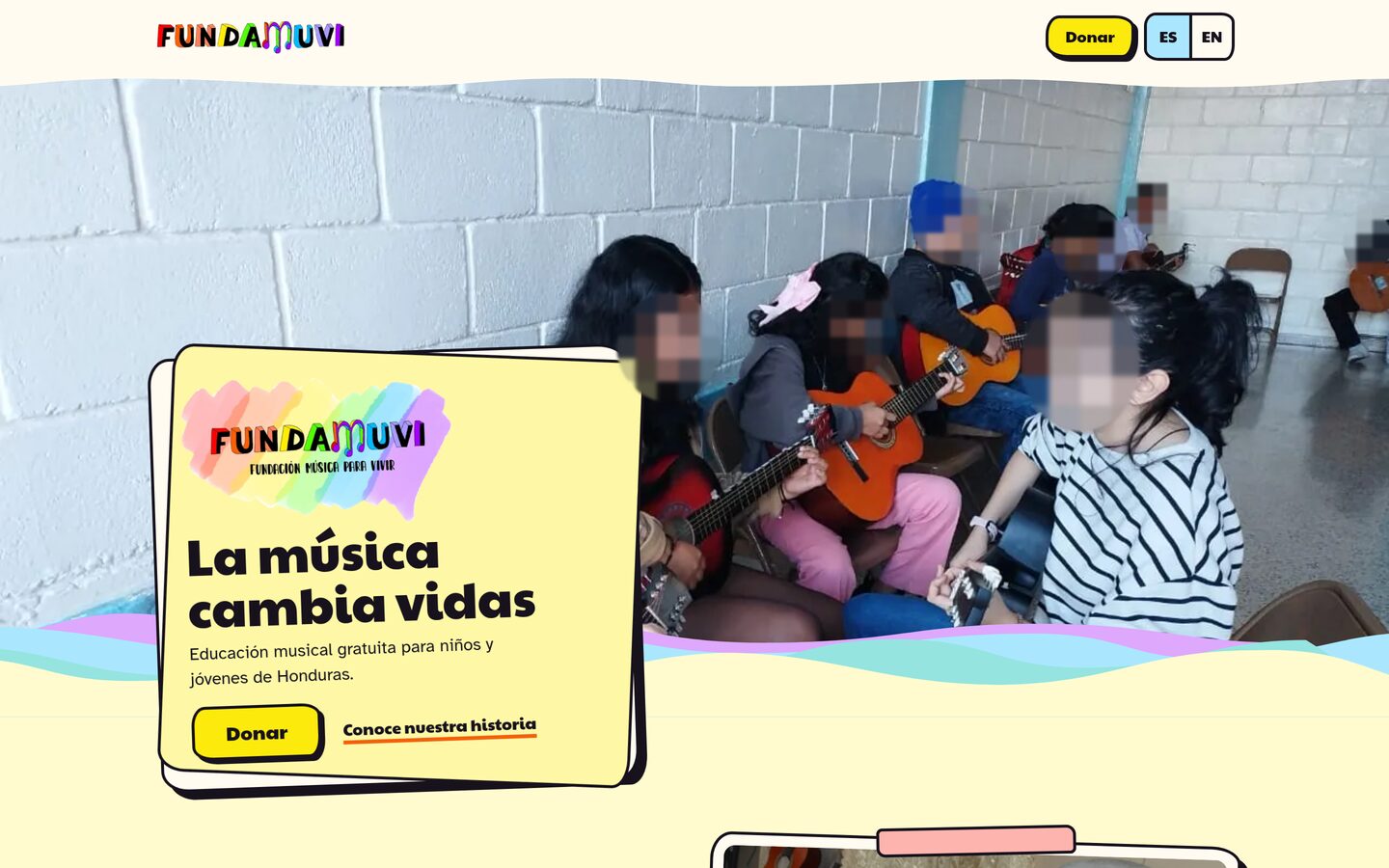 Portada del sitio de FUNDAMUVI en escritorio: una tarjeta amarilla con el logo, el título “La música cambia vidas” y el botón Donar, sobre una foto de estudiantes tocando guitarra con los rostros difuminados